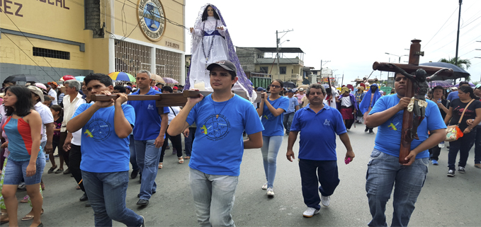Estudiantes de la Sede Guayaquil durante la procesión de Semana Santa en el Barrio Nigeria.