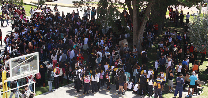 Comunidad Universitaria llegando al punto de encuentro del bloque B, campus El Girón.