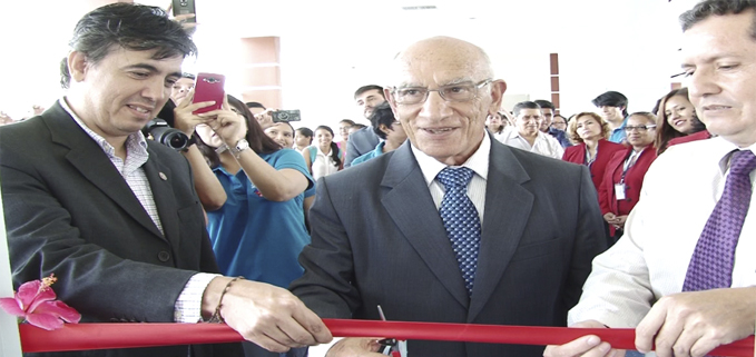 De izquierda: Econ. Andrés Bayolo, Padre Javier Herrán, Ing. Nelson Mora.