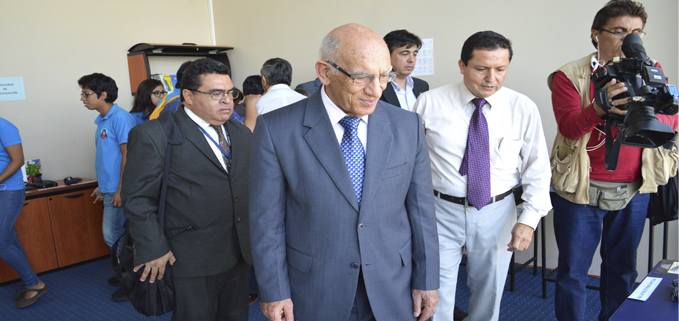 Rector de la UPS, Padre Javier Herrán recorriendo las instalaciones de la Tifloteca.