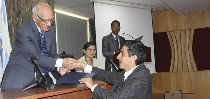 Padre Javier Herrán durante la entrega de certificados.