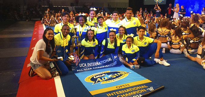 Grupo de Cheerleaders de la UPS sede Guayaquil.