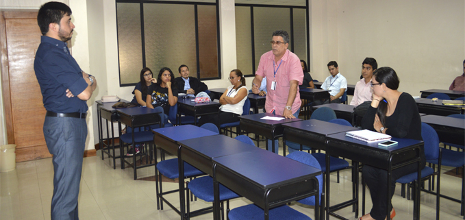 Vicerrector de la investigación escucha propuestas de docentes y estudiantes de la Sede Guayaquil.