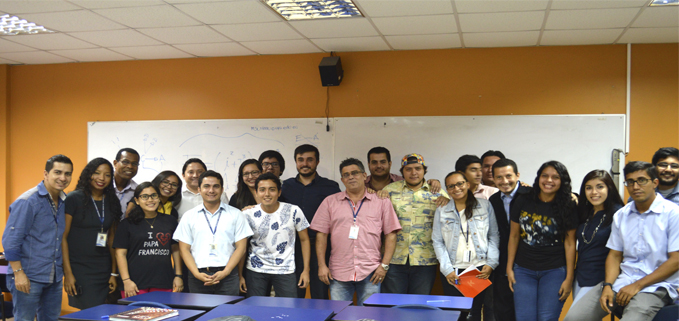 Juan Pablo Salgado, vicerrector de investigación de la UPS (centro), junto a docentes y estudiantes de la Sede Guayaquil.