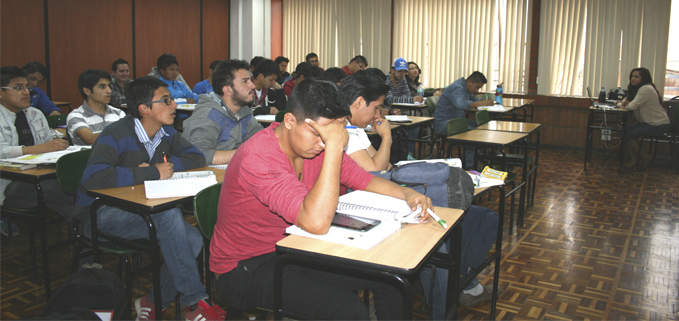 Estudiantes en una de las aulas del Edificio en María Auxiliadora.