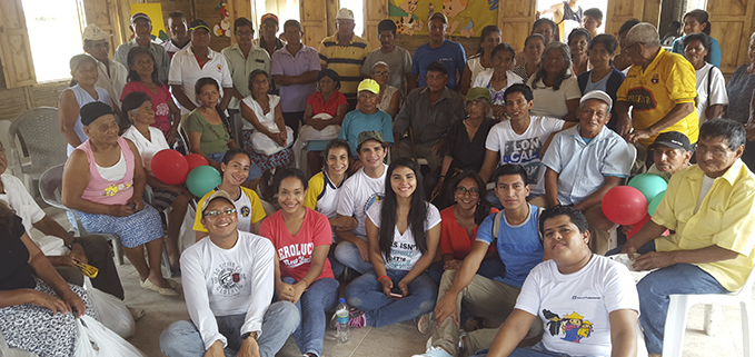 Estudiantes de Grupo ASU ELFU junto a habitantes del reciento La Unión.