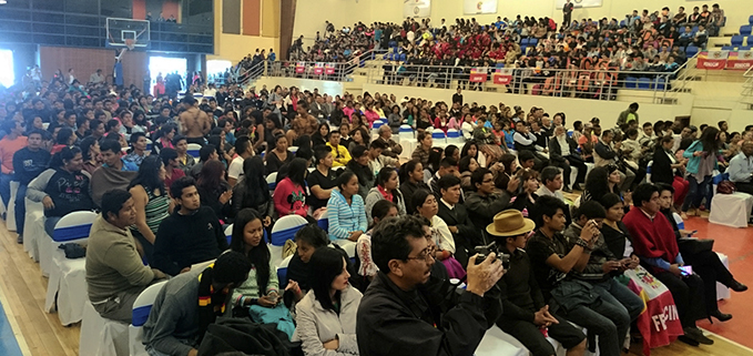 Coliseo de la Universidad Técnica de Ambato con estudiantes que son parte de la política de cuotas de la SENESCYT.