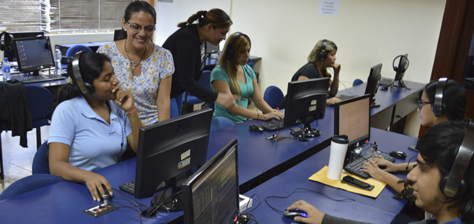 Estudiantes y docentes en proceso de edición de las cápsulas interculturales.