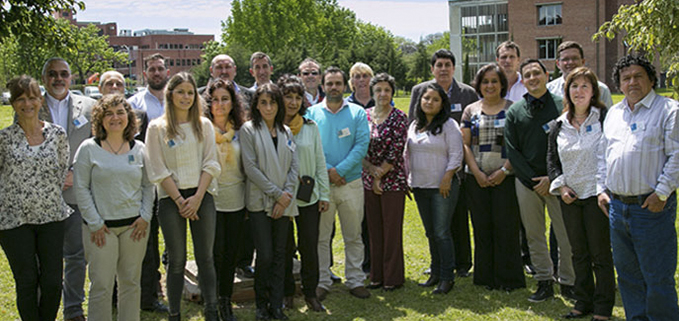 Paola Simbaña (1° fila, 8va desde la izquierda) del Laboratorio de Leche UPS con los miembros de REDLAT en el Instituto Nacional de Tecnología en Argentina.