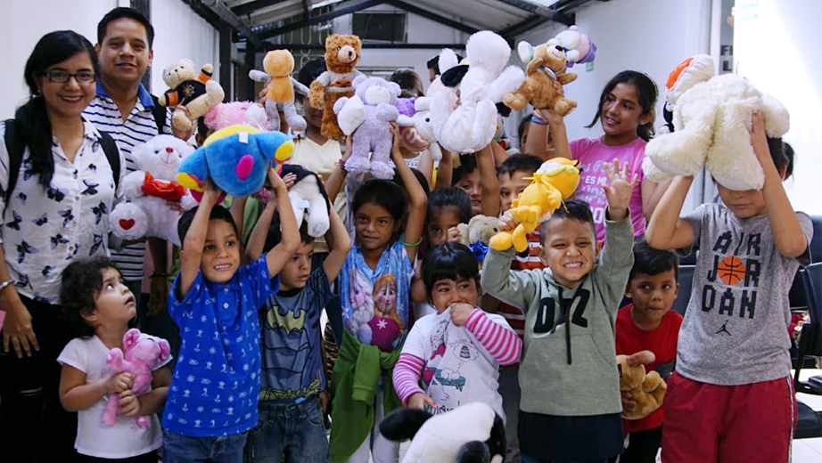Niños y niñas de Cuenca, Guayaquil y Quito reciben los peluches donados por la comunidad universitaria de La Salesiana