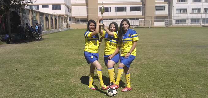 Integrantes del equipo de fútbol femenino de la UPS Sede Quito