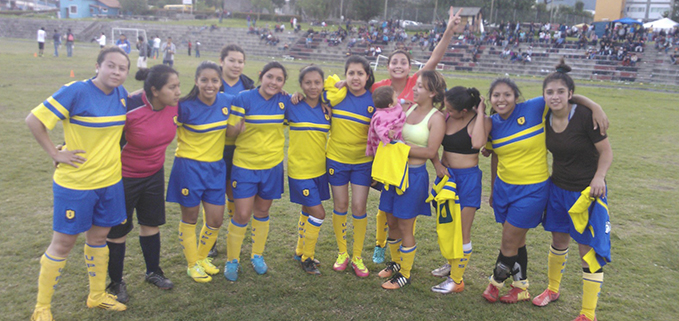 Integrantes del equipo de fútbol femenino de la UPS Sede Quito