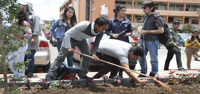 Estudiantes de la Carrera de Ing. Ambiental siembran varias especies de hortalizas con el Dr. Fredi Portilla, docente de la UPS.