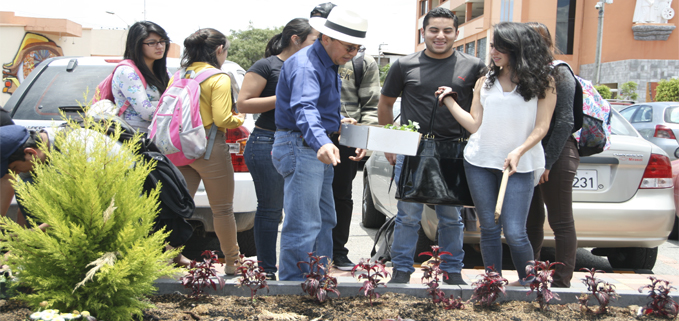Estudiantes de la Carrera de Ing. Ambiental siembran varias especies de hortalizas con el Dr. Fredi Portilla, docente de la UPS.