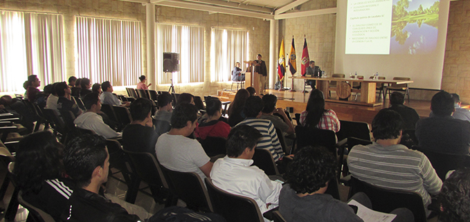 Estudiantes y docentes en el auditorio P. José Carollo, campus Sur