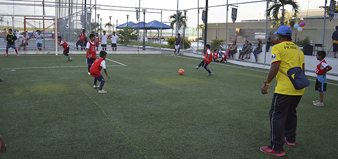 Niños y padres de familia disfrutar de la tarde deportiva.