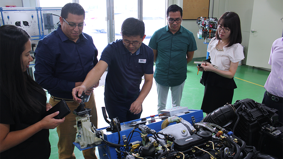 Los directores de carrera de Ing. Automotriz, visitan la planta industrial YES01