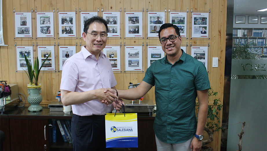 (De izq.) Y.J. Park, Presidente & CEO de YES01 junto a Renato Fierro director de la carrera de Ing. Automotriz Sede Guayaquil