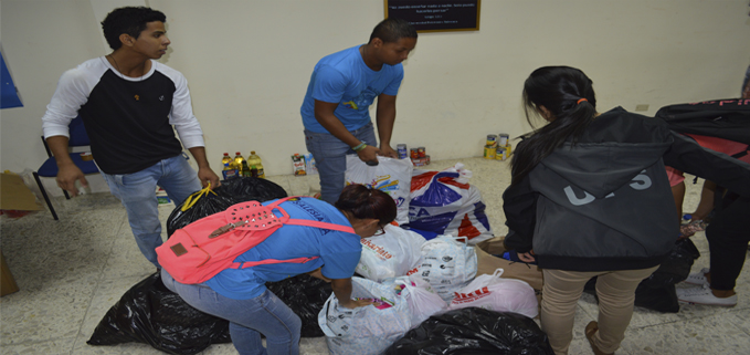 Integrantes de los grupos ASU pastoral de la sede Guayaquil reciben las donaciones.