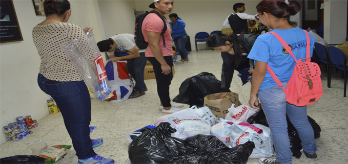 Docentes de las diversas carreras contribuyen con la organización de las donaciones en la sede Guayaquil.