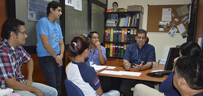 Miembros de la Pastoral Juvenil coordinan la entrega de la ayuda humanitaria.