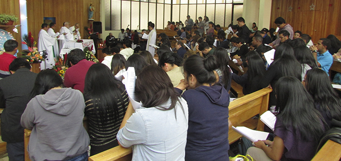 Celebración de la Misa en Latín por el P. Juan Botasso, capilla Universitaria campus El Girón