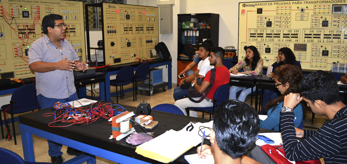 Docentes de la carrera de Ingeniería Eléctrica realizan pruebas técnicas con los estudiantes.
