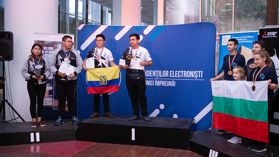 Club de Robótica de la Sede Quito primer lugar de en la categoría Maze