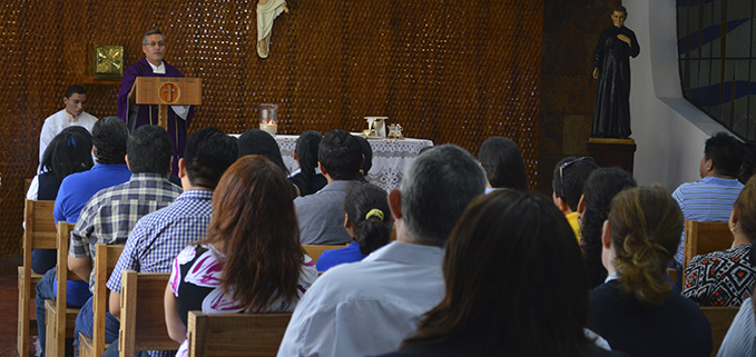 Padre Iván Segarra pidiendo por los damnificados del terremoto.