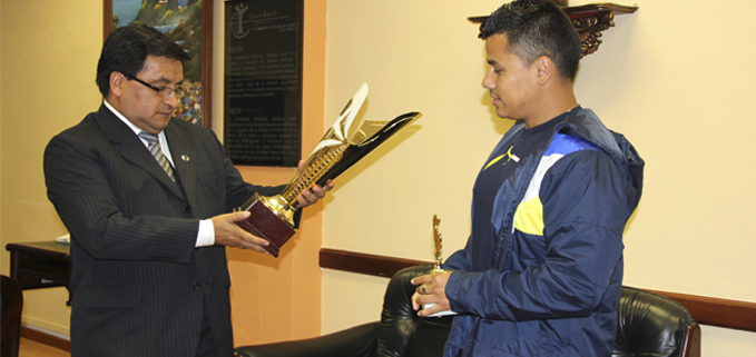 Edisson Méndez (der.) entregando un trofeo ganado por el equipo de los Carneros al Econ. Cesar Vásquez Vicerrector de la UPS sede Cuenca.