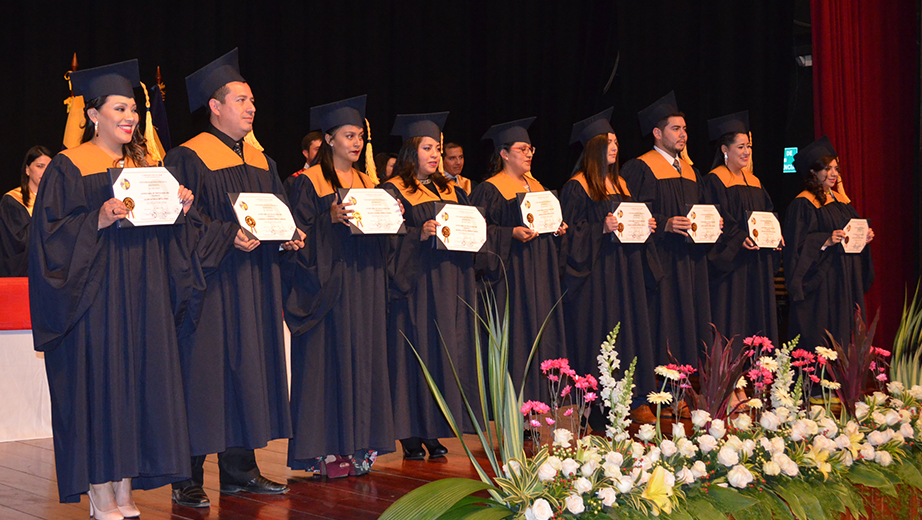 Nuevos profesionales graduados de la sede Cuenca