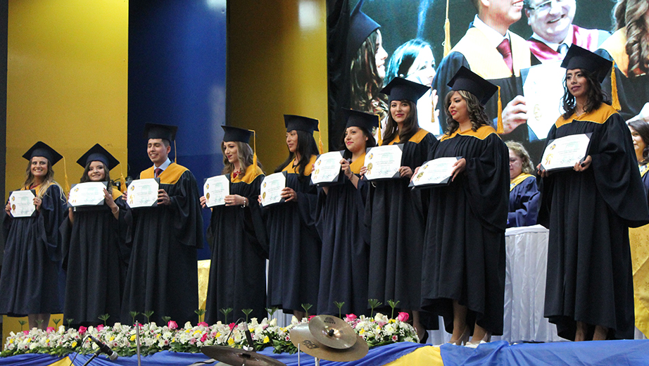 Nuevos profesionales graduados de la sede Quito campus El Girón