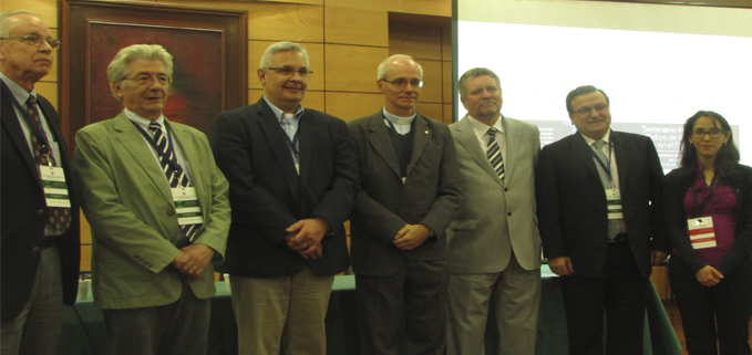 Desde la derecha:  Ana Lucía Córdova, Universidad de Nebraska-Lincoln (EEUU); José Juncosa, Vicerrector UPS -  Quito,  Serani, Pontificia Universidad Católica (Chile); Alfonso José Gómez, SJ, Rector de la Universidad Católica de Córdoba (Argentina); René Padilla, Universidad de Creighton (Estados Unidos); David P. Forsythe y Allan L. McCutcheon, Universidad de Nebraska-Lincoln (EEUU).