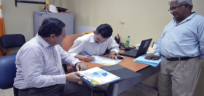 (de izq.) Virgilio Ordoñez, Juan José Sabando, Iván Suárez revisando los documentos del proyecto.