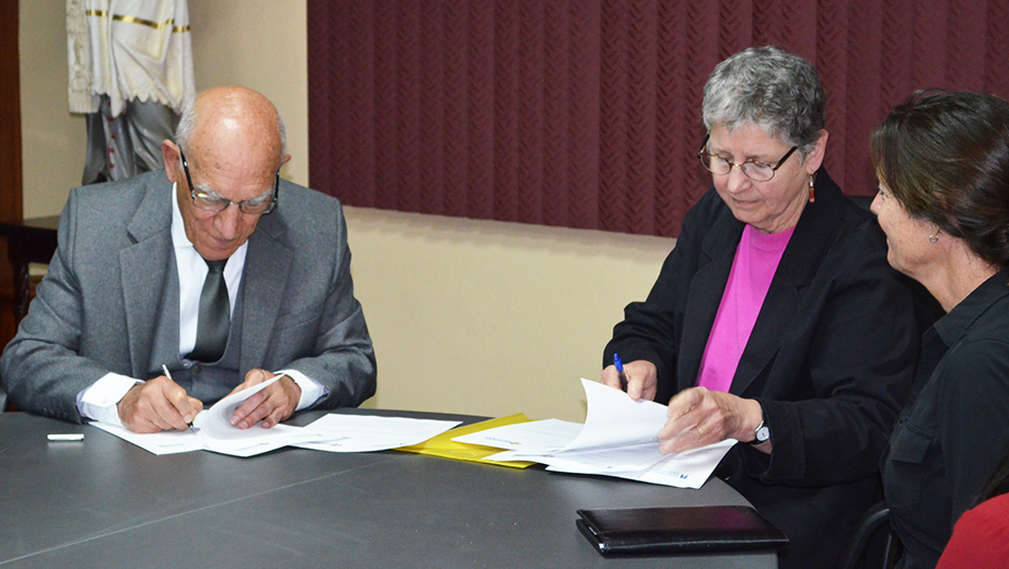 P. Javier Herrán, Rector de La Salesiana, durante la firma del convenio con la Universidad de St. Ambrose