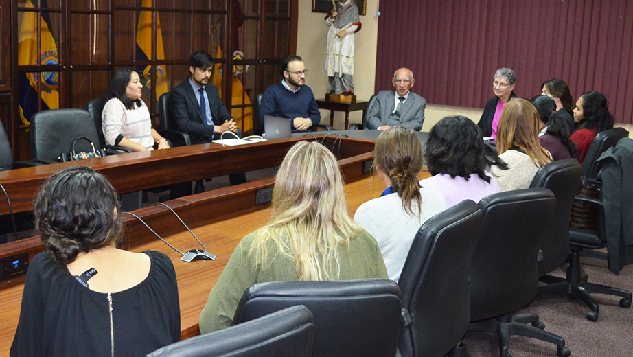 Directivos de la UPS y la Universidad de St. Ambrose durante la reunión de la firma de convenio