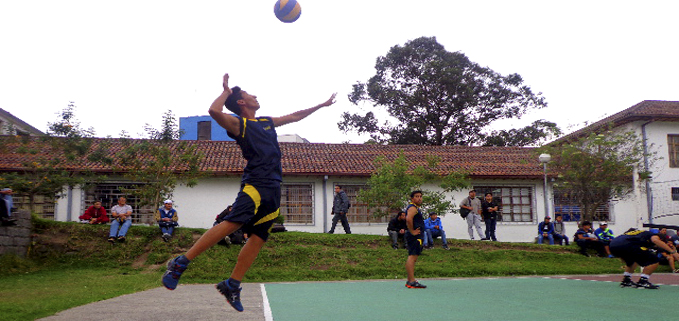 The UPS-Quito Volleyball team during the competition