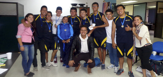 Estudiantes del grupo ASU Voleibol de la sede Quito en el torneo interuniversitario