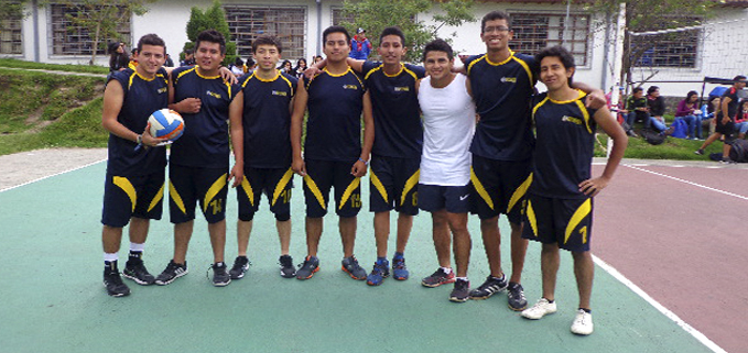 Estudiantes del grupo ASU Voleibol de la sede Quito en el torneo interuniversitario