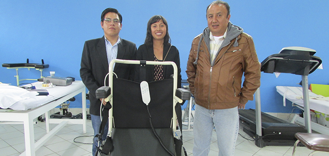 (de izq.) Jhonny Barrero, Gabriela Flores e Ing. Fabio Obando de la UPS en la presentación de la silla bipedestadora.