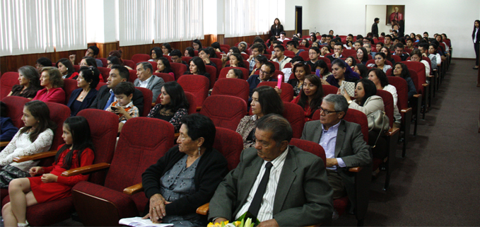 Asistentes a la presentación del libro en el auditorio Monseñor Cándido Rada, Sede Quito.