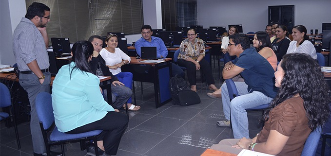 Docentes de la carrera de Comunicación Social durante la capacitación docente anual.