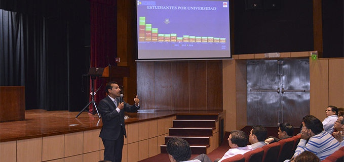 Ph.D. Luis Tobar, Vicerrector Académico General de la UPS, hablando con los docentes e investigadores de la Sede Guayaquil