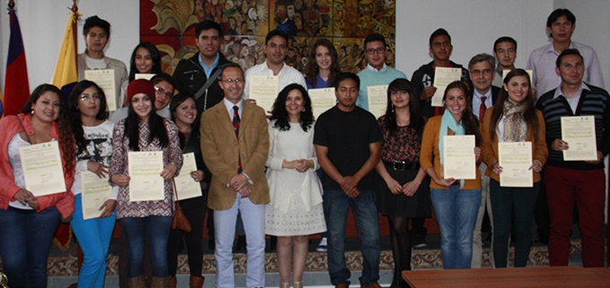 Centro. Viviana Montalvo, profesora-investigadora junto a profesores de la UPM y estudiantes de la UPS.