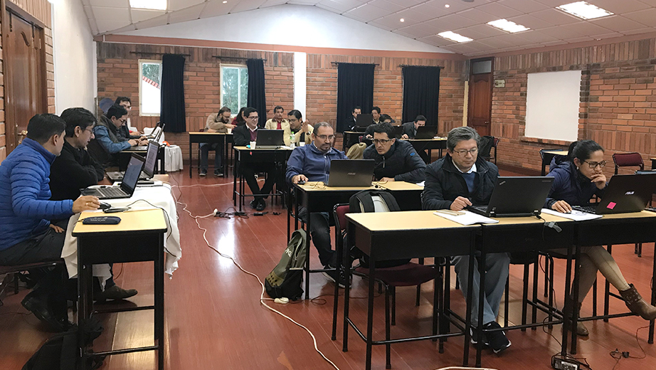 Directores de área, directores de carrera y coordinadores de claustros docentes durante las reuniones sobre la nueva propuesta curricular