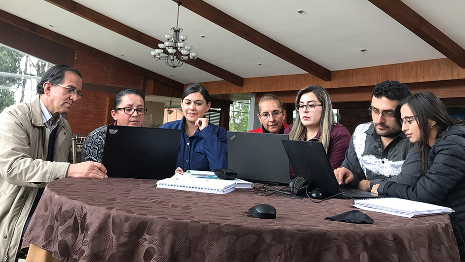 Directores de área, directores de carrera y coordinadores de claustros docentes durante las reuniones sobre la nueva propuesta curricular