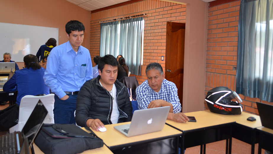 Directores de área, directores de carrera y coordinadores de claustros docentes durante las reuniones sobre la nueva propuesta curricular