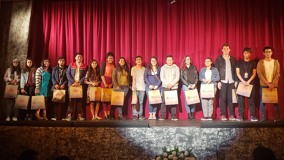 Estudiantes ganadores del concurso 