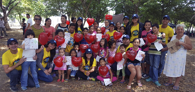 Integrantes de los grupos ASU con niños y madres de familia asilados en albergues.