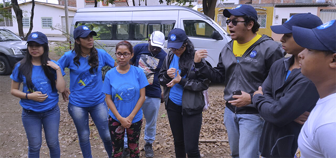 José Rocha, animador de los Grupos ASU de la Sede, dando instrucciones a los estudiantes salesianos.